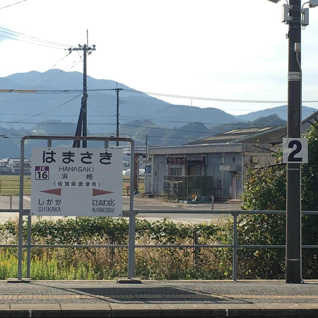 能町みね子さんのインスタグラム写真 - (能町みね子Instagram)「#よい駅 浜崎駅 筑肥線/ 薄緑の壁面、細かいタイル、すべてがたまらなくバランスいい、かわいい。「はまさき」の字形も手書きレタリングで大好き。(最近、味のある手書きレタリングの看板をJR九州がどんどんありもののフォントに変更していて、とっても嫌です。そのままにしておいてほしい、お願い、旅情ってものを分かって)」11月16日 12時17分 - nmcmnc