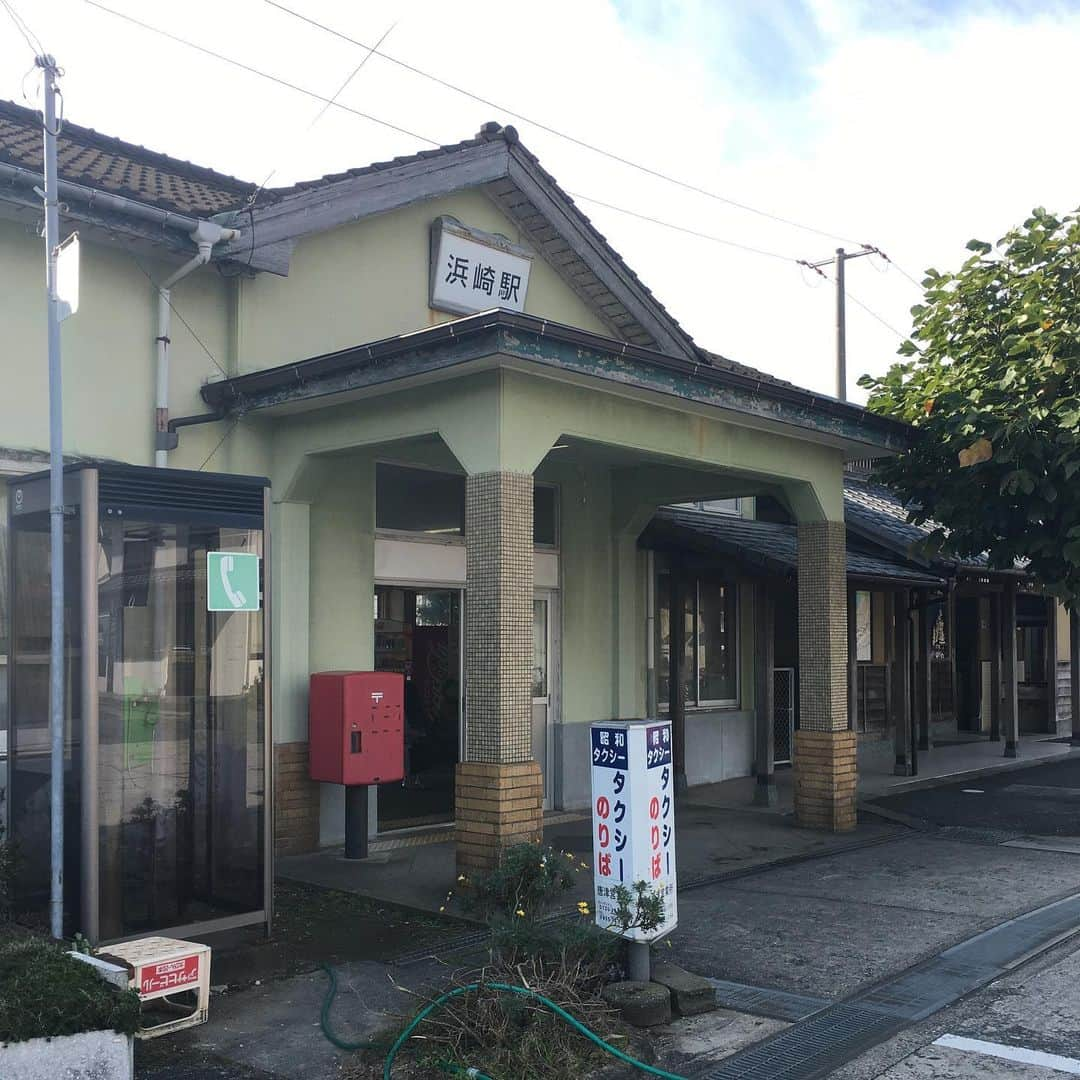 能町みね子さんのインスタグラム写真 - (能町みね子Instagram)「#よい駅 浜崎駅 筑肥線/ 薄緑の壁面、細かいタイル、すべてがたまらなくバランスいい、かわいい。「はまさき」の字形も手書きレタリングで大好き。(最近、味のある手書きレタリングの看板をJR九州がどんどんありもののフォントに変更していて、とっても嫌です。そのままにしておいてほしい、お願い、旅情ってものを分かって)」11月16日 12時17分 - nmcmnc