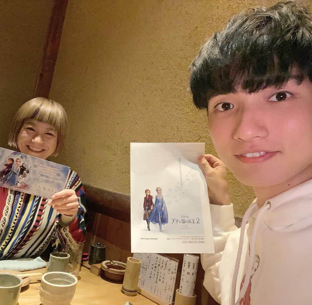 和田美枝のインスタグラム：「一足お先にアナと雪の女王2を試写会で❄️⛄️❄️ 美しすぎる映像✨ それに、松たか子さんと神田沙也加さんの歌声はやっぱり素晴らしすぎるぅ⤴︎⤴︎⤴︎❤️ グッ！！って胸に突き刺さる感じ✨  偶然おとなりさんは洲崎くんだったw  11月22日公開です。  #アナと雪の女王2 #アナ雪 #スザキトモダチ👉🏻👈🏻」