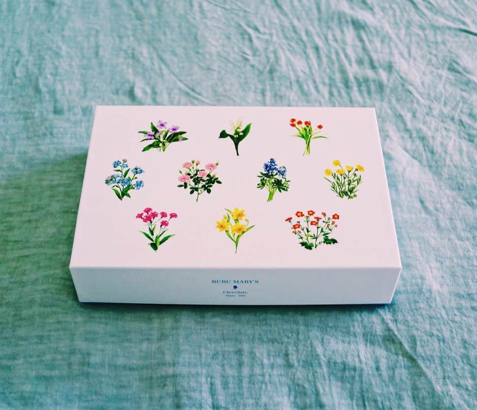 のインスタグラム：「RURU MARY'S GIFT BOX 🌹 . ひゃぁぁぁぁ🙈🙈🙈 ギフトボックスをいただいてしまった！ 味わって少しずつ食べよう。… むふふ  #rurumary #ルルメリー  #ルルギフト #大好きな味 #手土産 #手みやげ #パケ買い道場 #パケ買い #贈りもの #贈り物 #ギフト #暮れの元気なご挨拶 〜♫ .」