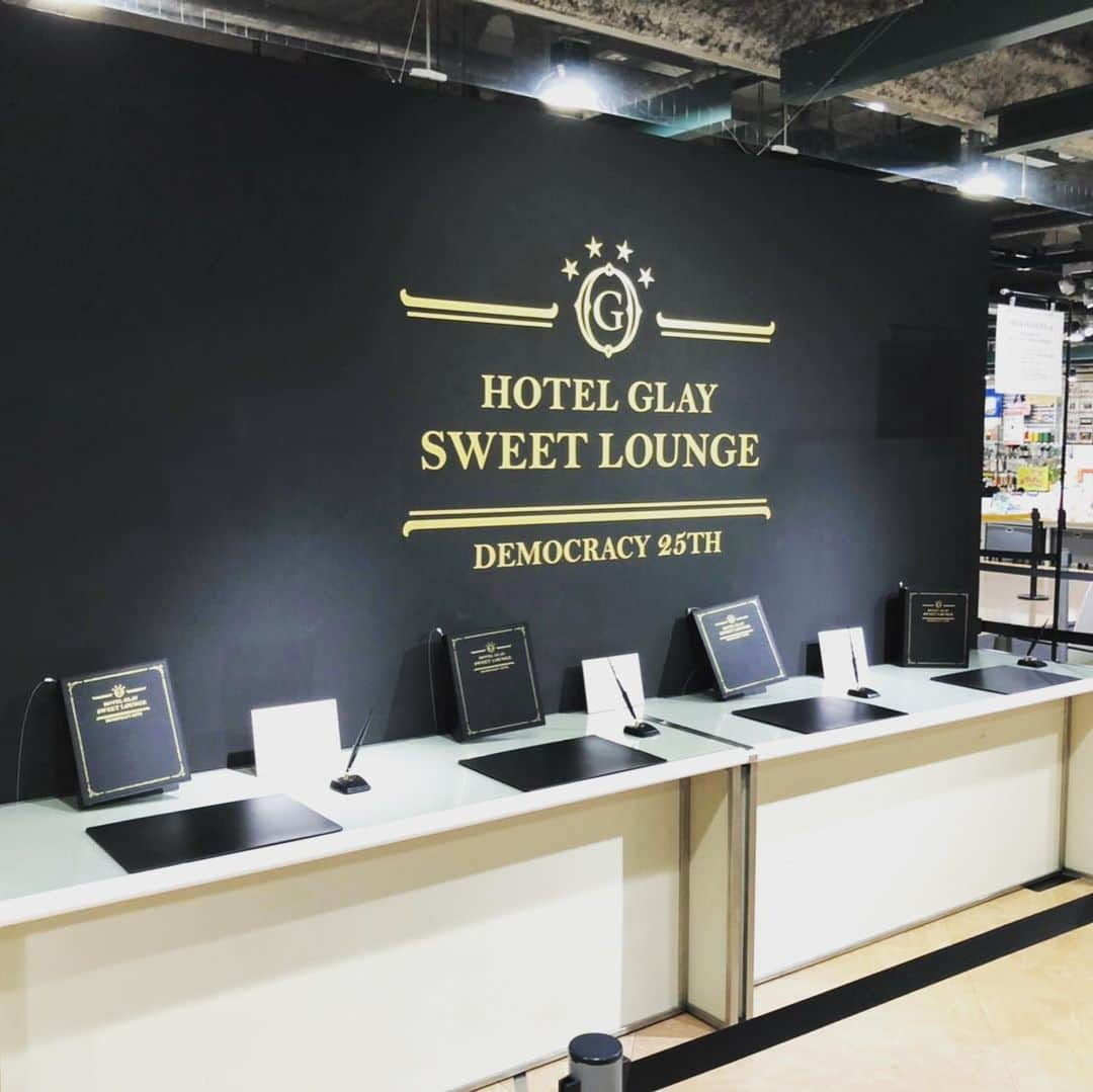 GLAYさんのインスタグラム写真 - (GLAYInstagram)「＜DEMOCRACY 25th HOTEL GLAY -SWEET LOUNGE-＞梅田ロフトにて開催中です！！！ #GLAY #HOTELGLAY #HAPPYSWING」11月16日 12時42分 - glay0525_official