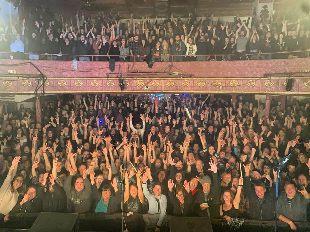 Jimmy Eat Worldさんのインスタグラム写真 - (Jimmy Eat WorldInstagram)「Poughkeepsie rules! Thanks for hanging with us and singing along! #Surviving」11月16日 12時36分 - jimmyeatworld