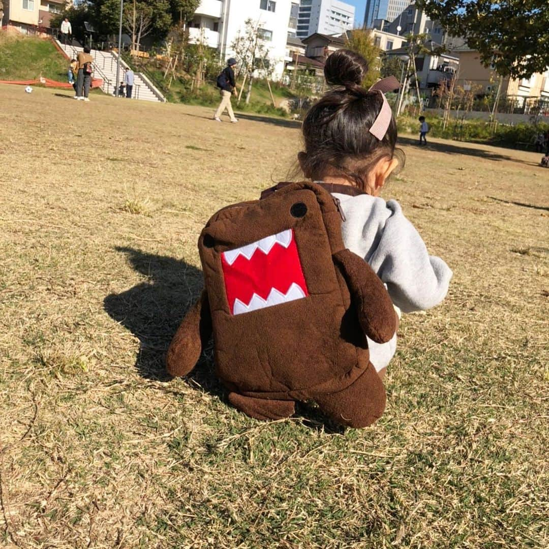 近藤千尋さんのインスタグラム写真 - (近藤千尋Instagram)「こんにちは土曜日🌞🌈 今日も引きこもりな私ですが パパ👨から送られてきた 長女の楽しそうな写真📸❤️ ジャンポケ のレギュラーの どーもくんのリュック背負ってる☺️笑  @ajuga.shop  の新作スウェットも いい感じねーん👍🤤❤️ #皆さん素敵な休日を ♡」11月16日 12時40分 - chipichan.1215