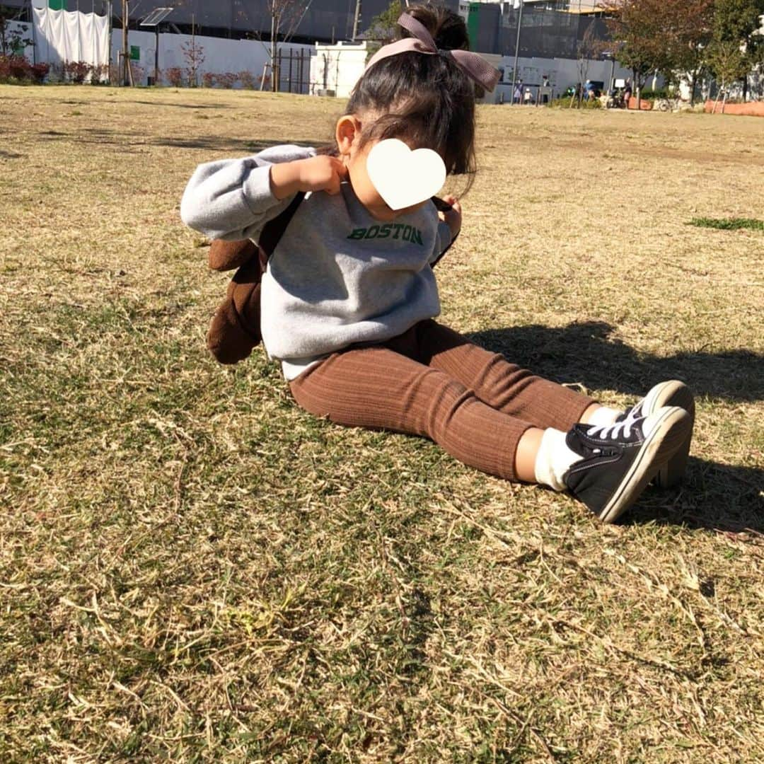 近藤千尋さんのインスタグラム写真 - (近藤千尋Instagram)「こんにちは土曜日🌞🌈 今日も引きこもりな私ですが パパ👨から送られてきた 長女の楽しそうな写真📸❤️ ジャンポケ のレギュラーの どーもくんのリュック背負ってる☺️笑  @ajuga.shop  の新作スウェットも いい感じねーん👍🤤❤️ #皆さん素敵な休日を ♡」11月16日 12時40分 - chipichan.1215