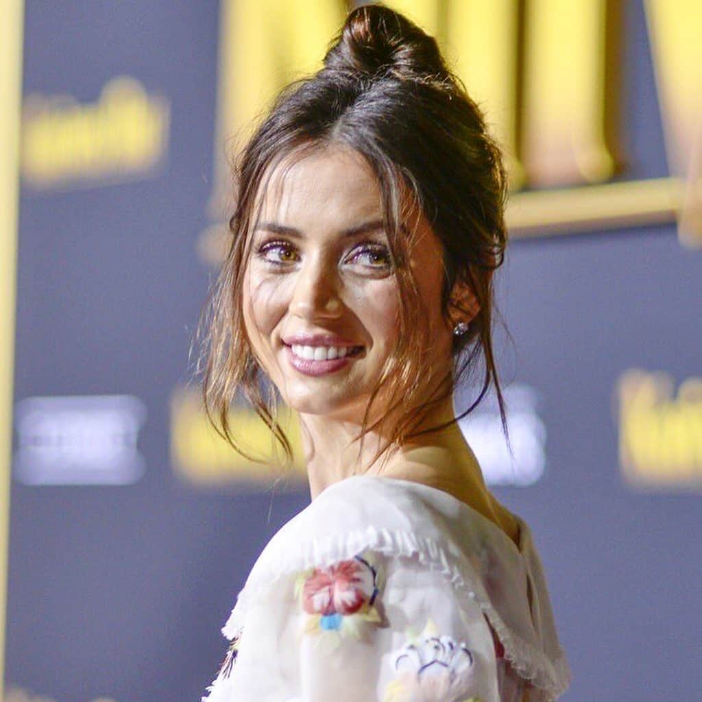アナ・デ・アルマスのインスタグラム：「Best night of the year so far! @knivesout premiere! 🎉✨」
