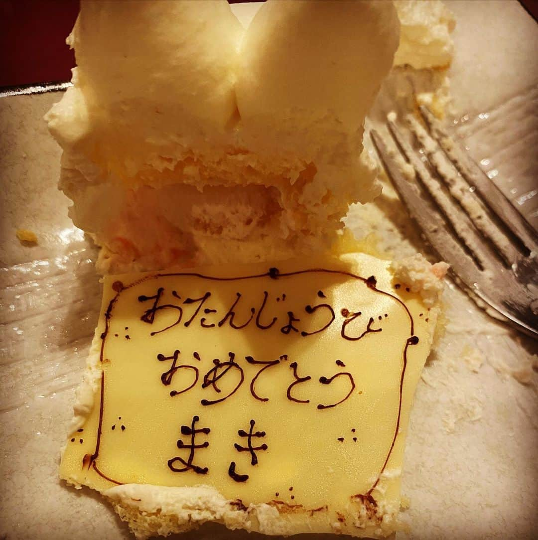 西山茉希さんのインスタグラム写真 - (西山茉希Instagram)「34歳になれました。  #お誕生日ありがとう #産んでくれてありがとう  34回目。 #目に届くメッセージ #目に映る景色 #頭に浮かぶ人、人、人  宝者がいっぱいです。  年に数回しか口にしないショートケーキが いつも必ず美味しいのは、 嬉しさと楽しさが増し増しだからだと気づきました。  #お誕生日は感謝祭 ＃happythanksday  イイイロ出せる人間であれるよう、 またスタート重ねます。  今歳も宜しくお願いします。  #よーいどん #れっつごー #🌈🏳️‍🌈🌈」11月16日 13時05分 - maki.nshiyama50