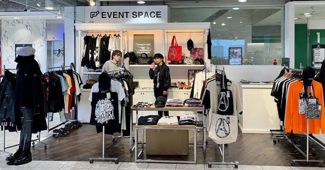 白鳥雪之丞さんのインスタグラム写真 - (白鳥雪之丞Instagram)「P'PARCO in POP UP SHOP9日目、OPENしました!! 本日も店頭にて皆様のご来店を心よりお待ちしておりますので宜しくお願い致します(^^)🏬🕴 TEARS OF SWAN×montage POP UP SHOP 2019 DAY:2019.11/8(fri)〜11/17(sun) TIME:10:00〜21:00 P’PARCO 1F EVENT SPACE 営業時間11:00-21:00 東京都豊島区南池袋1-28-2 03-5391-8000  @tears_of_swan #tearsofswan @montage_tyo #montage #p'parco #池袋」11月16日 13時16分 - yukinojoeshiratori