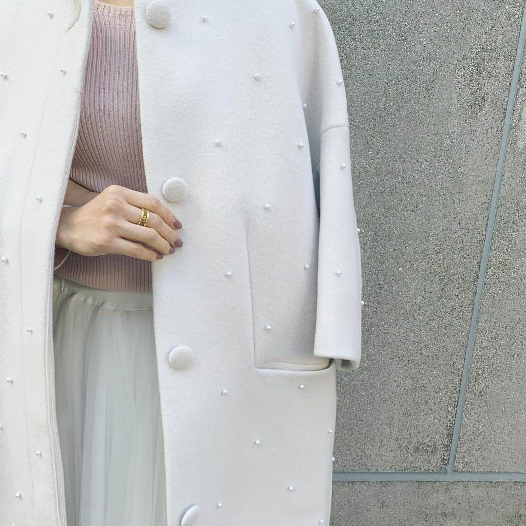 Tsuru by Mariko Oikawaさんのインスタグラム写真 - (Tsuru by Mariko OikawaInstagram)「このコートを羽織ると、大切なたからものを見つけた時のようなワクワクが♩この時期毎日着るコートだからこそ、着るたびにhappyになれる一着を選んで…＊ ・ ・ coat:Soirre ¥120,000＋tax skirt:Odille ¥49,000＋tax ・ ・ #tsurubymarikooikawa#tsuru#onlinestoreにて発売中#コート#ホワイトコート#パールコート」11月16日 13時10分 - tsurubymarikooikawa