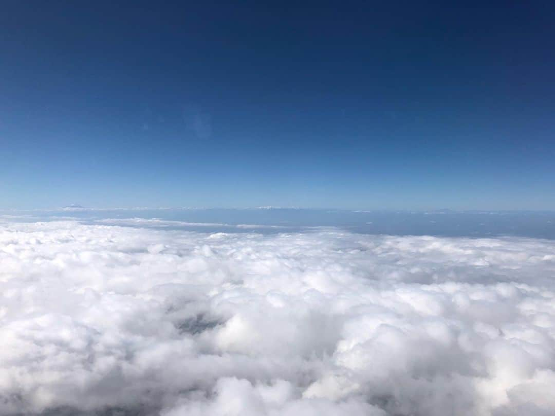 高田延彦さんのインスタグラム写真 - (高田延彦Instagram)「画角左奥のは開運富士山🗻小さく見えるかなー？昨日長旅から帰国して筋トレ爆睡、向井は大阪。  #jtb  #ランドクルーズ  #帰国  #筋トレ  #爆睡  #富士山  #開運  #向井亜紀  #大阪  #生放送前乗り」11月16日 13時12分 - takada_nobuhiko