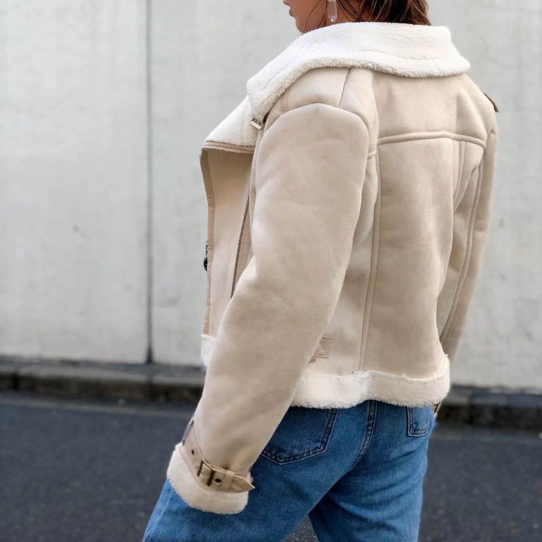 Tomoyo Umezawaさんのインスタグラム写真 - (Tomoyo UmezawaInstagram)「だんだん寒くなってきたぁ︎︎☁︎︎*. 今の時期は Tシャツに ムートンがちょうどいい🐏🐂 ムートンは @cunead ☻ ・ ・ #ムートンジャケット #ムートン #jeans #低身長 #154cm」11月16日 13時15分 - _umetomo_