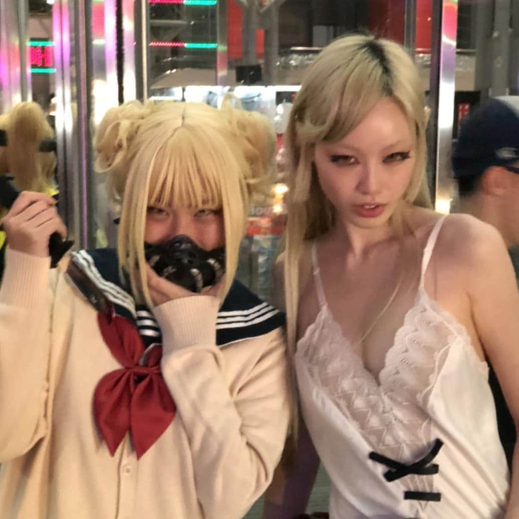 フェルナンダ・リーのインスタグラム：「First anime con (animenyc) 🥳🥳🥳 My contacts didn't arrive in time for Halloween, but I luckily got to wear them today hehe 〰️〰️〰️〰️〰️ 始めてのアニメイベント🎊 すんごい楽しかった！ またコスプレしたくて行きたい‼️１３歳の私はこれを知ったら喜ぶになるっと思うな🥳」