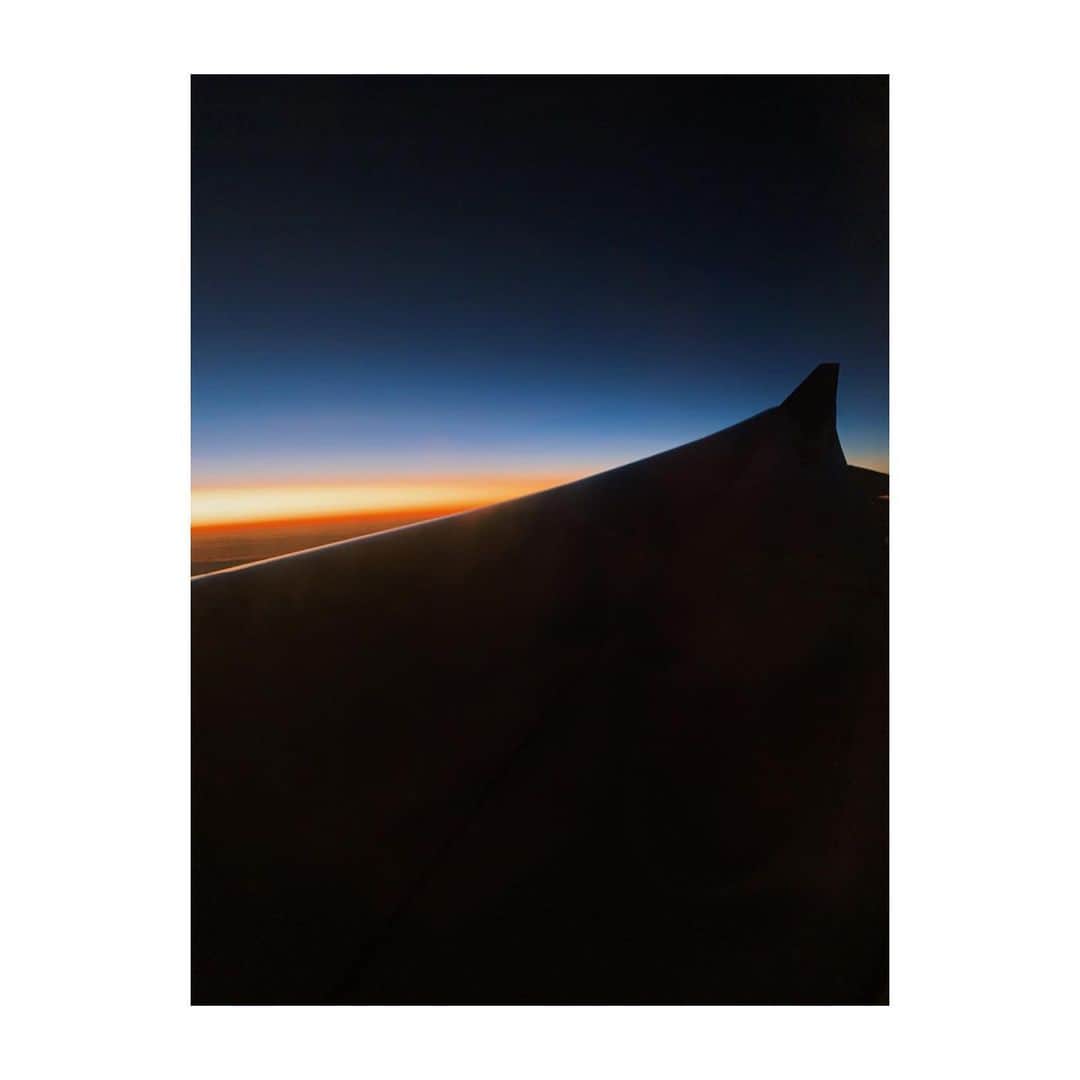 中井ノエミのインスタグラム：「🦉Thin red line👁 . . . #bonjour #ohayo #sky #sunrise #sunset ＃plane #fly #photography #night #travel #travelling #wanderlust #mystery #malick #film #wing」