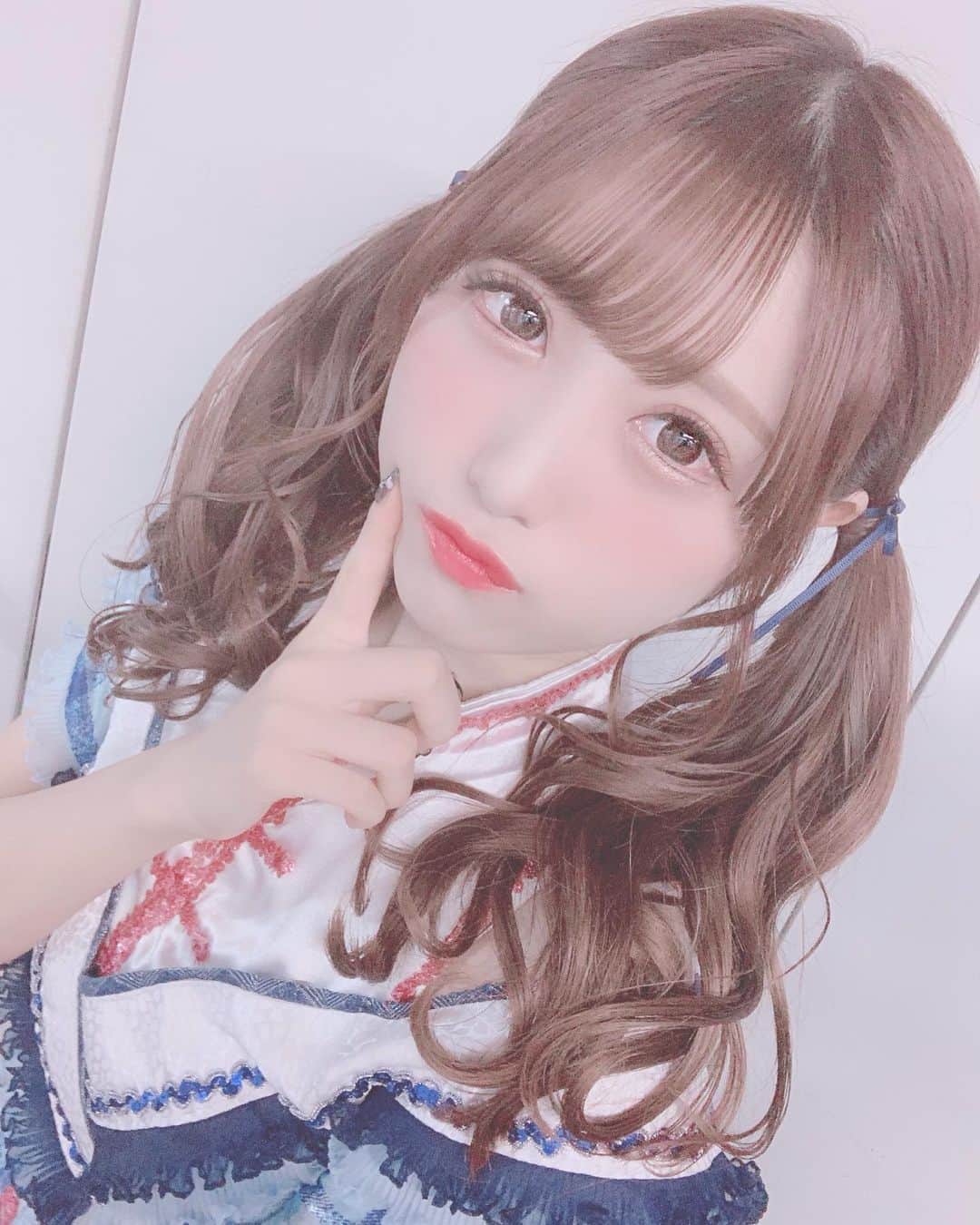 田口未彩のインスタグラム：「🎀 . . 昨日はいつもお世話になっているマツエクサロン( @it_405 )にいってきました❤︎ . 担当は( @it405_rina )さんです❤︎ . みぃのデザインはダークブラウン1色で 目尻と目頭12ミリで真ん中13ミリのCカールです❤︎ 今回は下まつ毛なしにしてみました！！ . . りなさんいつもありがとうございます🥰💗 . . #マツエク #マツエクサロン #目黒マツエク #ヘアアレンジ #ツインテール #リボンアレンジ #冬メイク #メイク #ピンクメイク #ピンクベージュ」