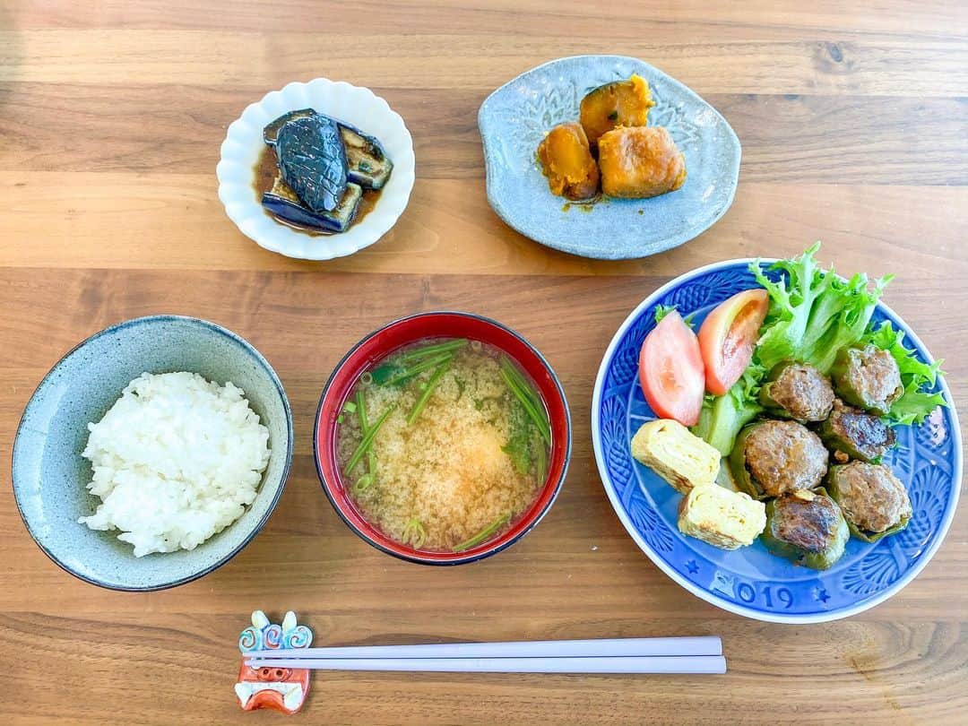 林弓束さんのインスタグラム写真 - (林弓束Instagram)「ある日の#ゆづ飯 #なすの揚げ浸し  #かぼちゃの煮物  #ほうれん草とねぎのお味噌汁 #卵焼き #ピーマンの肉詰め  でした！ ピーマンの肉詰めは子供の頃から好きなメニュー。 今回は輪切りバージョンで。 ごちそうさまでした🙏」11月16日 13時25分 - hayashiyuzuka