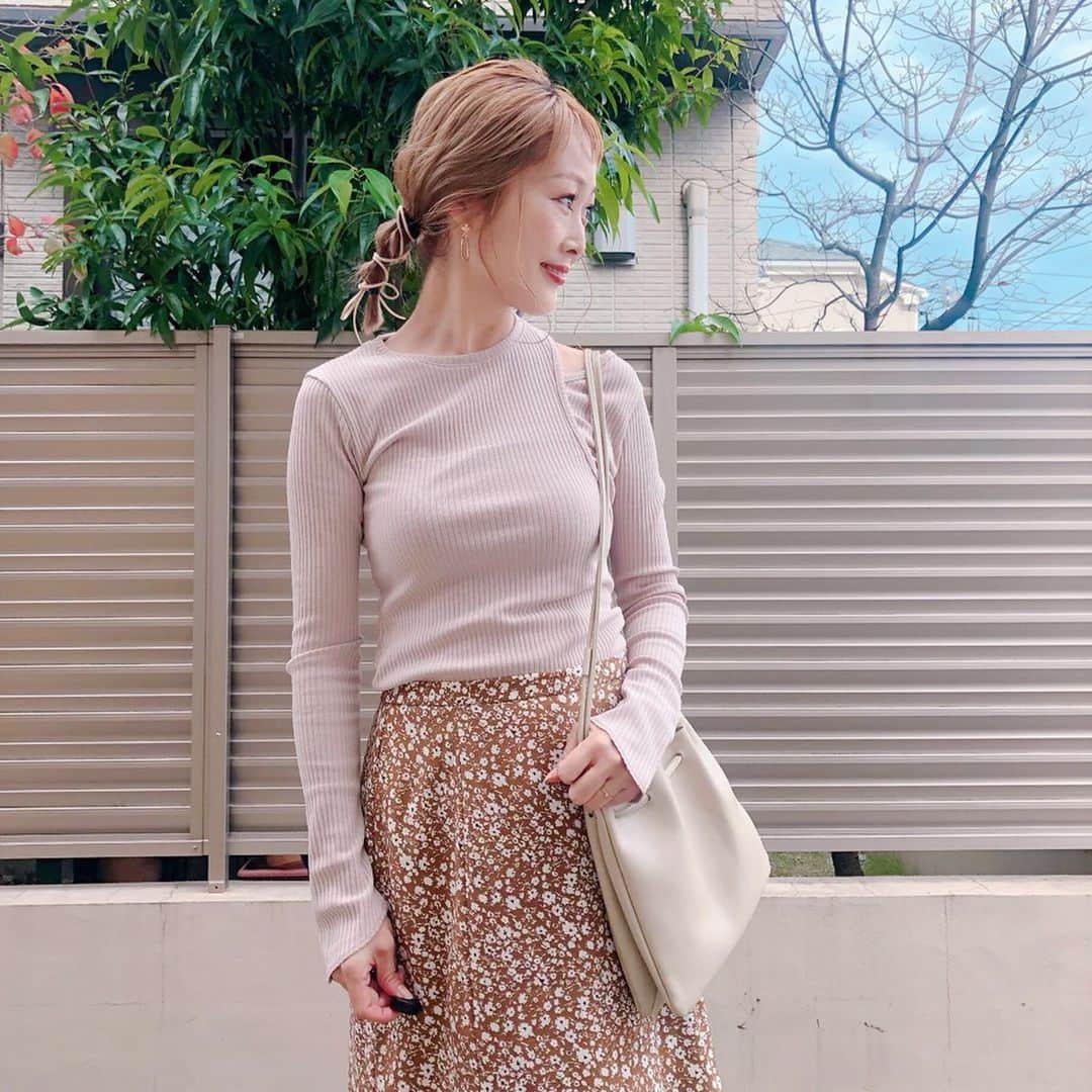 のインスタグラム：「〻beige code〻 ・ ・ ・ #ベージュコーデ 𓂃 ・ @a_trend_ld のアシメトップスがめっちゃ可愛い💘#紐アレンジ したよ。 ・ ・ この日は @amigo.amigo.5205622 @sachiko_0228 @chanimomo @330emi と展示会へ ・ 可愛いベビー服がたくさんの @ryleeandcru.japan ニュアンスカラーでどれもこれも可愛すぎ😫💘 ・ ・ あ、ピアスはtinyの新作♡♡まだアップされてないけどめっちゃお気に入り😍また公開されたらお知らせします！ ・ ・ ・ tops▶ @a_trend_ld skirt▶ @shes_closet bag▶ @9one.official pierce▶ tiny ・ ・ ・ #ファッション#コーデ#fashion#ママ#ママコーデ#プチプラコーデ#大人カジュアル#ヘアアレンジ#mineby3mootd#オン眉#大人可愛い#ジユジョ#冬コーデ#授乳コーデ#産後3ヶ月#ママリファッション#ママリ#シンプルコーデ#158cm#mamagirl#locari#lucrajp」