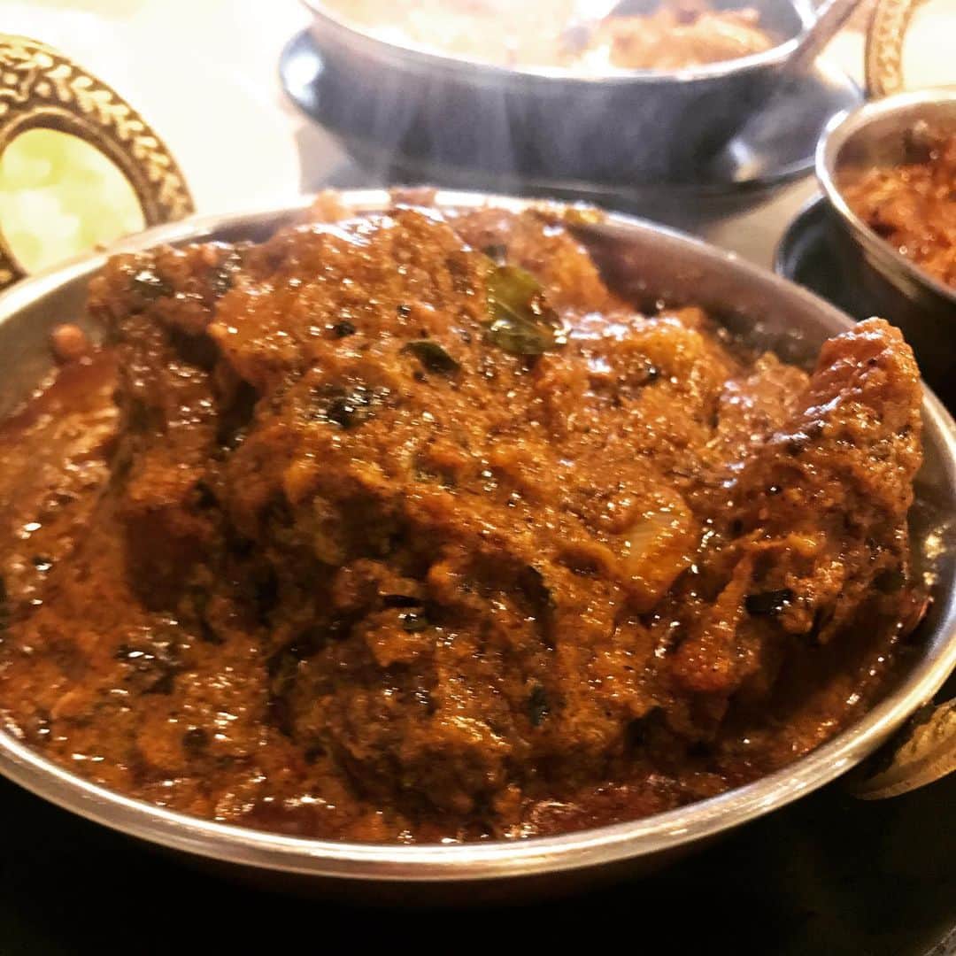 のインスタグラム：「また来てしまった。 京都　ナヤインディアヌール 今日はカレーを3種とパロタ、サフランライスをシェア 1枚目は野菜のカレー　 ゴビチェチナード　ブロッコリーがゴロゴロと入り、マスタードオイルとシナモンがメインの香り。マスタードシードとカレーリーフもたっぷり 2枚目はチキンコルマ ココナッツミルクの優しいコクに、酢漬けのハラペーニョが珍しく、フェンネルやカルダモンの香りが抜けてくる。こちらもカレーリーフたっぷり 3枚目はケララビーフ トマトがしっかりとベースを支え、カスリメティやココナッツファインのアロマが心地よい。ビーフも大きめがゴロゴロと。 パロタもクロワッサンのようにサクサクでとても美味！ 近所に欲しい。。 本日スパイストラベラー#2放送です！ 宜しくお願いします！  #カレー　#スパイス　#スパイストラベラー」