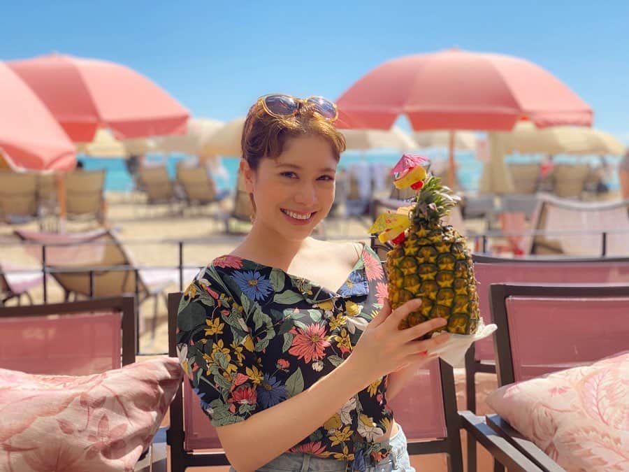 のインスタグラム：「ただいま🇯🇵帰国しました✨  写真はロイヤルハワイアンのマイダイバーでのランチ😋 快晴で気持ちよかったなぁ☀️心もぽかぽかしてたなぁ💕すでにもうなつかしい😂  #ハワイ　#royalhawaiian #ロイヤルハワイアン @royal_hawaiian #maitaibar #maitai #旅行 #ハワイ旅行 #ハワイ料理#asiangirls #japanesegirl #グルメ好きな人と繋がりたい #海外旅行  #旅行写真 #たびじょ #tripstagram #旅行好きな人と繋がりたい #旅好きな人と繋がりたい #旅行写真 #travelor #travelphotography #vacation  #タビジョ #旅好きと繋がりたい #hawaiifood #hawaii #hawaiitrip #waikiki #honolulu #アジア旅行　#女子旅　#oahuhawaii」