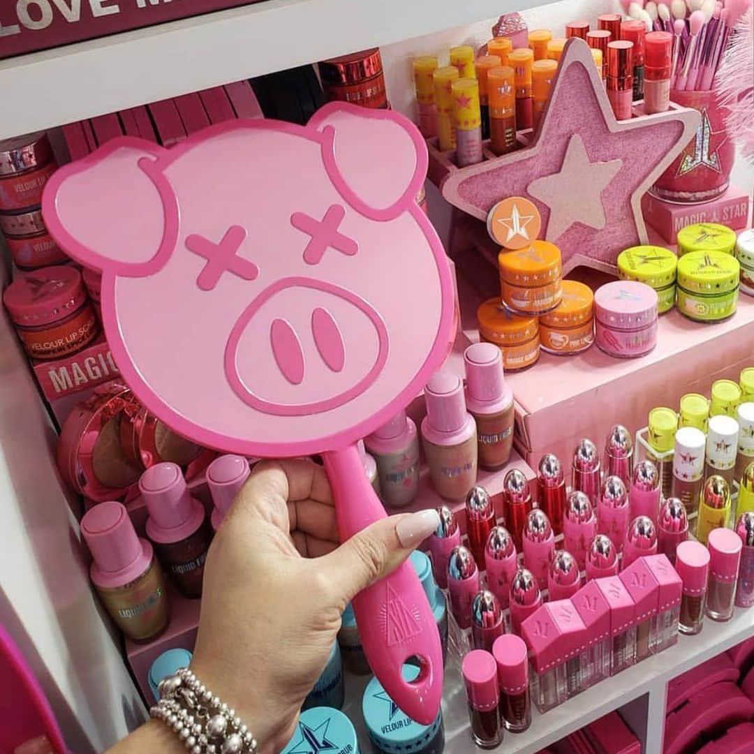 Jeffree Star Cosmeticsさんのインスタグラム写真 - (Jeffree Star CosmeticsInstagram)「A DREAM COLLECTION🐷💘 @evita424 showing off her iconic #shanexjeffree pig mirror alongside her stunning collection 🔥 #jeffreestarcosmetics」11月16日 13時27分 - jeffreestarcosmetics