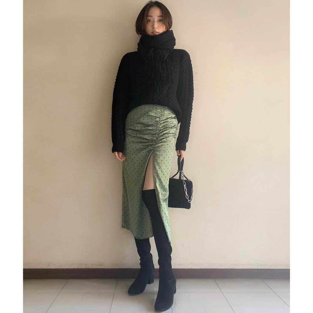 松島花さんのインスタグラム写真 - (松島花Instagram)「: Outfit🍀 久しぶりの私服です😙🌈 たまにはスカート履かないとね💚 : Knit&Muffler:SAINT LAURENT  Skirt: ZARA Boots: STUART WEITZMA Bag: ALEXANDER WANG #hanaoutfit #ootd #outfit #fashion  #花私服 #私服」11月16日 13時28分 - hana_matsushima_official