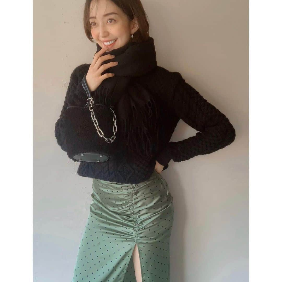 松島花さんのインスタグラム写真 - (松島花Instagram)「: Outfit🍀 久しぶりの私服です😙🌈 たまにはスカート履かないとね💚 : Knit&Muffler:SAINT LAURENT  Skirt: ZARA Boots: STUART WEITZMA Bag: ALEXANDER WANG #hanaoutfit #ootd #outfit #fashion  #花私服 #私服」11月16日 13時28分 - hana_matsushima_official