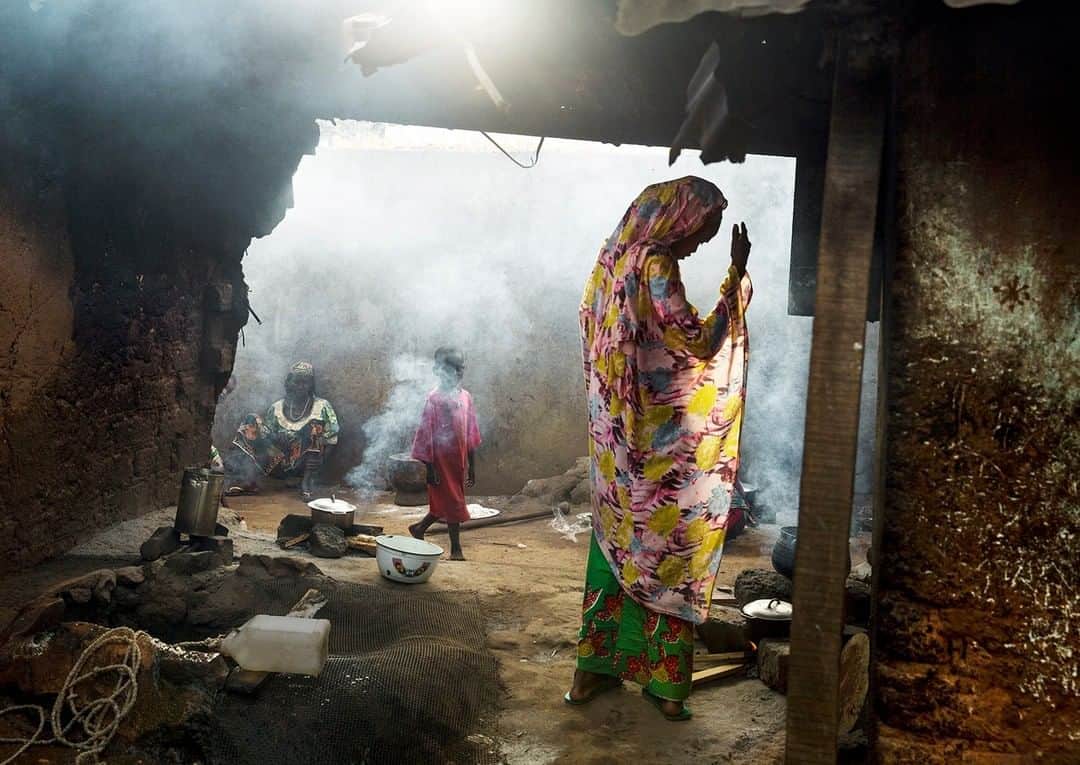 のインスタグラム：「Photo by @williamodaniels | Displaced women and children in Boda, Central African Republic, in 2014. Mostly from the Fula ethnic group, more than 11,000 have sought refuge in this city, as the country has been in the throes of civil war since 2013. In 2014 the UN Development Programme rated the country as the second least developed country in the world. Follow me on @williamodaniels for more human stories.」