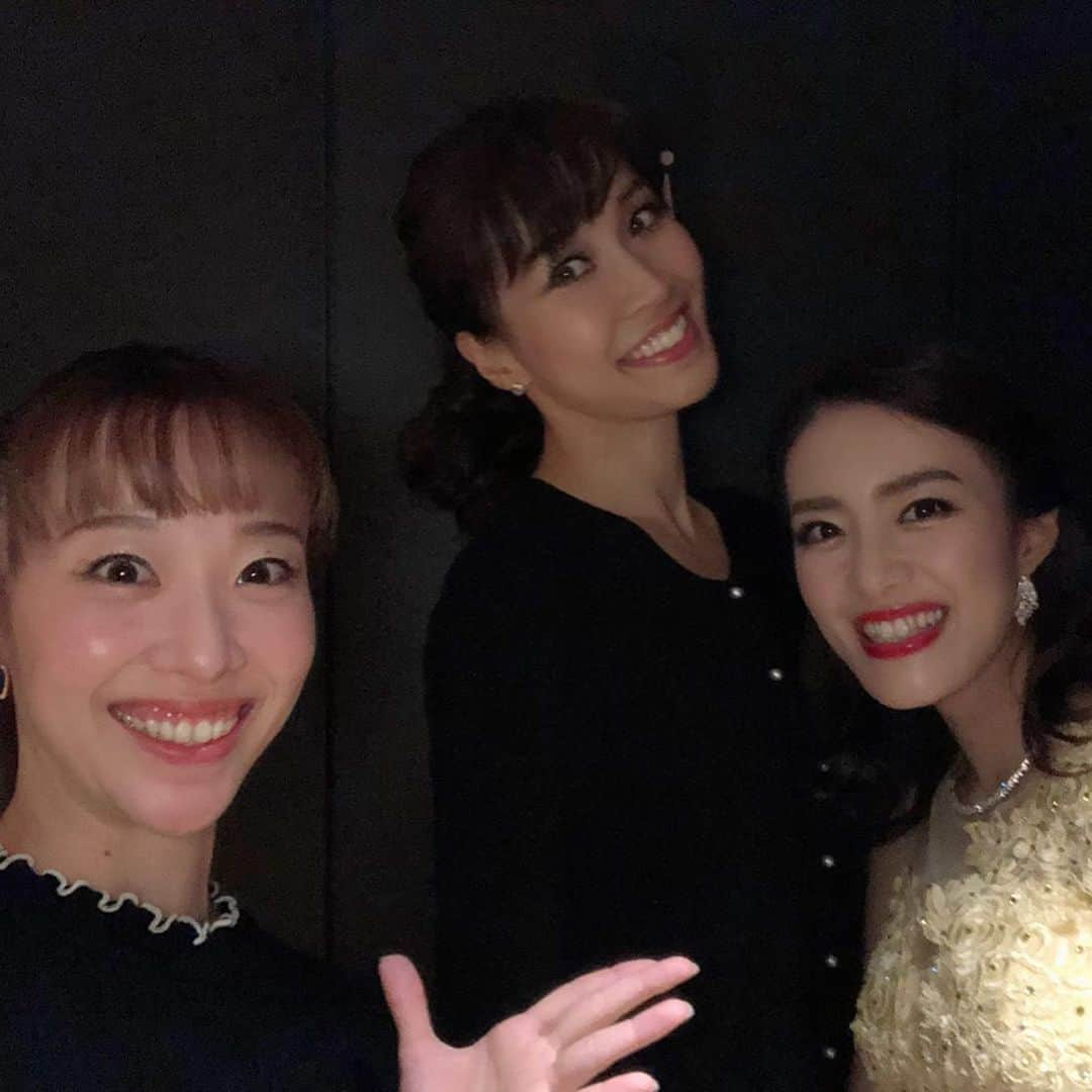 沢希理寿さんのインスタグラム写真 - (沢希理寿Instagram)「先日ヤマハホールにて 「夢の中に君がいる」に出演させていただきました！  わたしは越路吹雪さんの代表曲 #アダモ のナンバーから 「明日は月の上で」 月組初舞台月組出身のわたしには月にはとっても思い入れがあります🌙💕 そしてもう1曲 韓国ミュージカルスター ユン・ヨンソクさんと「夜のボート」を歌わせていただきました！ なんたる光栄😭✨✨✨ 二度とこんな経験はさせていただけないと幸せを噛みしめながら歌いましたが 緊張MAXでした😫  ヨンソク氏の情感のある素晴らしい歌声に 自分もシシーになった気分でした❤️笑  楽屋では同期の#暁郷 ちゃん クラッシックアカペラ#aura メンバーの 池田有希 ちゃんのお陰で 緊張しながらも楽しく過ごすことができました💕  観に来てくださった1期上の #夕霧らい さん❤️ 同期の#愛花ちさき ちゃん  #ヤマハホール#越路吹雪 さん #シャンソン#カンツォーネ #ミュージカル #ユンヨンソク 氏」11月16日 13時43分 - rizu_sawaki