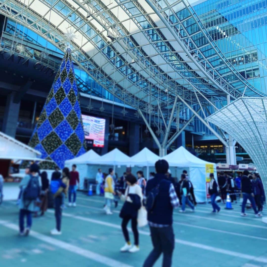 ただすけのインスタグラム：「博多駅前、大賑わいだわい」