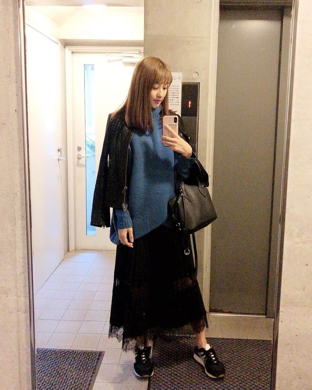 のインスタグラム：「いつかの私服🥺. . . ライダースは瑠美奈のおさがり🤞😊💓. . . 15:00〜汐留タワレコminiでリリースイベントだよん🤤❤️. . . #ootd #ootdfashion #follow #followme #me #sony6300 #a6300 #zara #instafashion #qalb #love #instagood #instagram #instadaily #instalove  #秋コーデ #秋コーディネート #ブルー #セルフィ #ニットコーデ #キャスケット #キャスケットコーデ #ザラジョ #ザラコーデ #ザラ #コーデ #秋服コーデ #秋冬コーデ #セルフィー #自撮り女子」