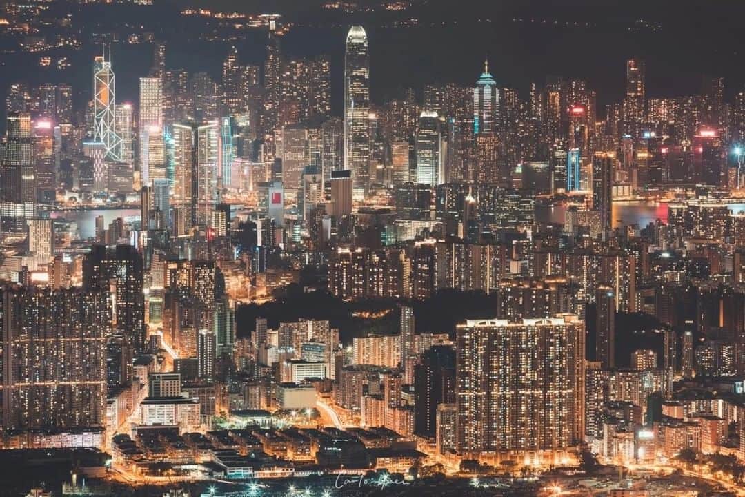 Canon Asiaのインスタグラム：「With its dense layout 🏙️ and vibrant lights 💡, we can seemingly see the hustle and bustle of this city on its streets. Known as a city that never sleeps, the essence of Hong Kong is well captured with this composition. . 📷 Image by @_852.carlo shot using the Canon EOS 5D Mark IV | Canon EF 70-200mm f/4L USM | f/8 | 20s | ISO 100 | 200mm  Want your photos to be featured too? Tag them with #canonasia or submit them on My Canon Story, link in bio!  #canonasia #photography #hongkong #cityscape #city #cityscapephotography #citylights」