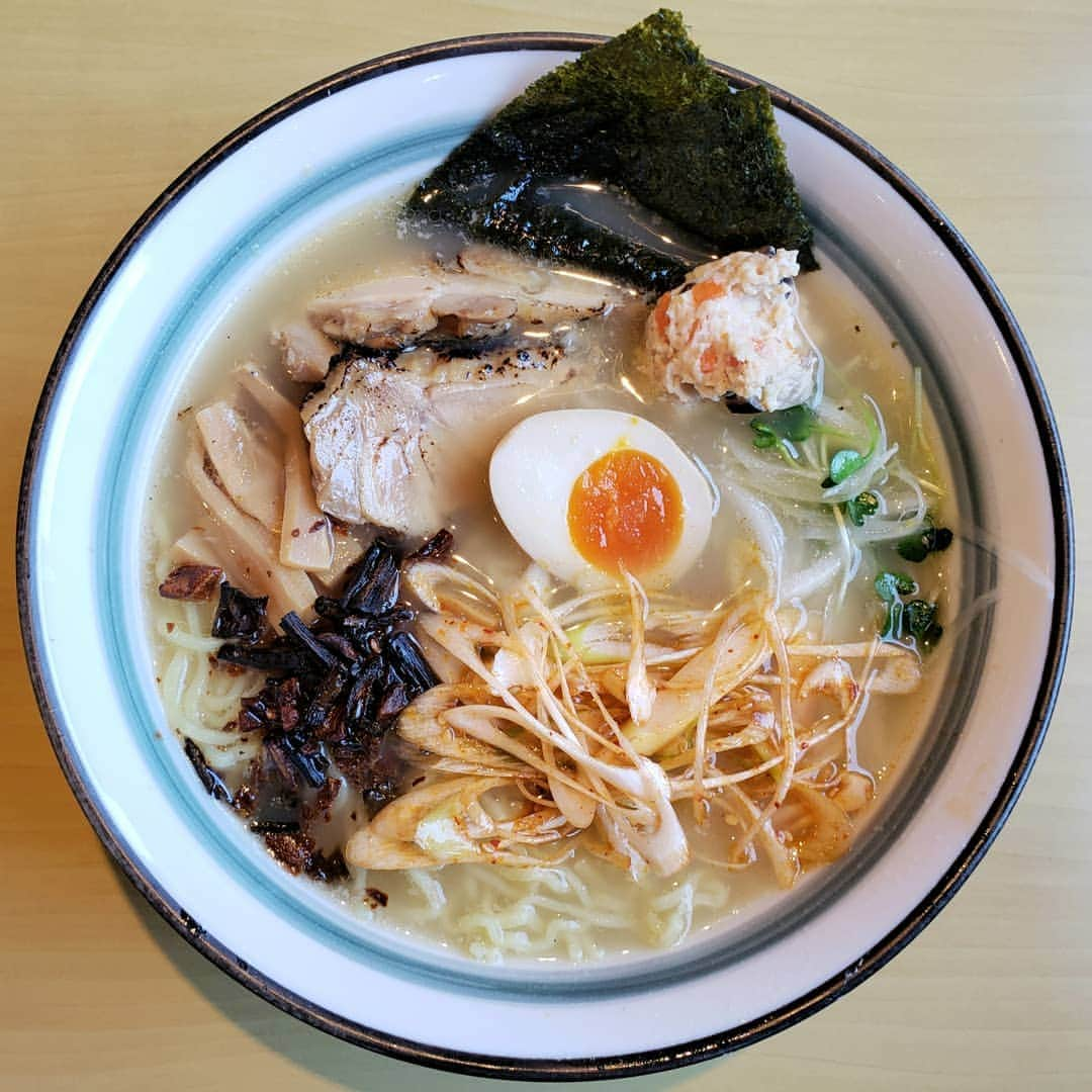 布川敏和さんのインスタグラム写真 - (布川敏和Instagram)「〝本日のメンラー〟 塩鷄白湯ラーメン, 辛ネギ＆揚げネギ･ニンニク, トッピング～ 🍜=ヽ(๑´ڡ`๑) . #ラーメン」11月16日 13時46分 - fukawatoshikazu