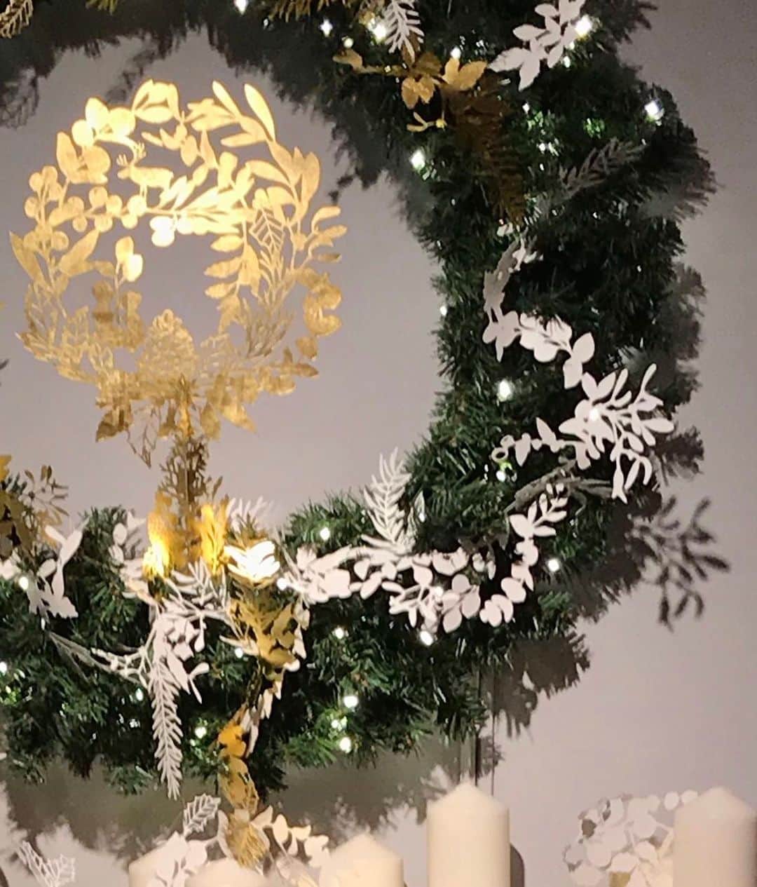 GINZA TANAKAさんのインスタグラム写真 - (GINZA TANAKAInstagram)「【#銀座本店 のご案内】 6Fにて、☆ペーパーアーティスト 菅野一剛　クリスマスを彩るゴールドとペーパーアートの世界☆ を開催中。 クリスマスの世界観を、金箔やプラチナ箔などのペーパーアートで表現しています。 ・ こちらは、暖炉とキャンドルと #クリスマスリース の一場面。 ・ #クリスマスツリー は、またご案内いたします！ ・ #金箔 #菅野一剛 #クリスマスジュエリーフェア #12月25日まで開催、ぜひお立ち寄りください  #クリスマスブライダルフェア #ブライダル #婚約指輪　#エンゲージリング #結婚指輪　#マリッジリング  #GINZATANAKA #ginzatanaka #ギンザタナカ #田中貴金属  #ゴールドをもっと自由に」11月16日 13時47分 - ginzatanaka_bridal
