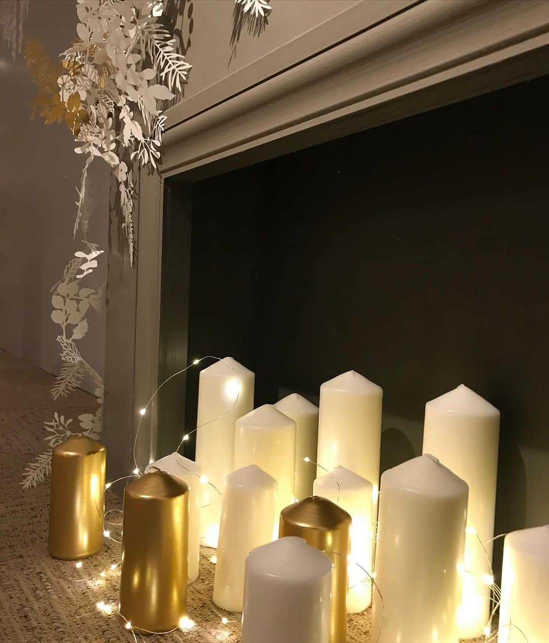 GINZA TANAKAのインスタグラム：「【#銀座本店 のご案内】 6Fにて、☆ペーパーアーティスト 菅野一剛　クリスマスを彩るゴールドとペーパーアートの世界☆ を開催中。 クリスマスの世界観を、金箔やプラチナ箔などのペーパーアートで表現しています。 ・ こちらは、暖炉とキャンドルと #クリスマスリース の一場面。 ・ #クリスマスツリー は、またご案内いたします！ ・ #金箔 #菅野一剛 #クリスマスジュエリーフェア #12月25日まで開催、ぜひお立ち寄りください  #クリスマスブライダルフェア #ブライダル #婚約指輪　#エンゲージリング #結婚指輪　#マリッジリング  #GINZATANAKA #ginzatanaka #ギンザタナカ #田中貴金属  #ゴールドをもっと自由に」