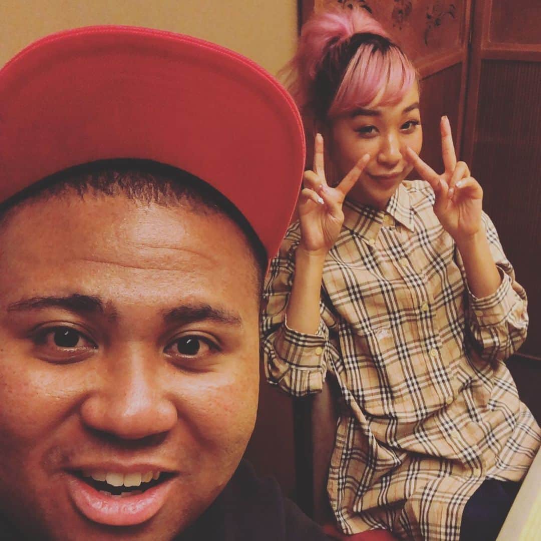 アントニーのインスタグラム：「カメラロール見返してたらマジで覚えてないテルマ姉との写真出てきた  #姉弟」