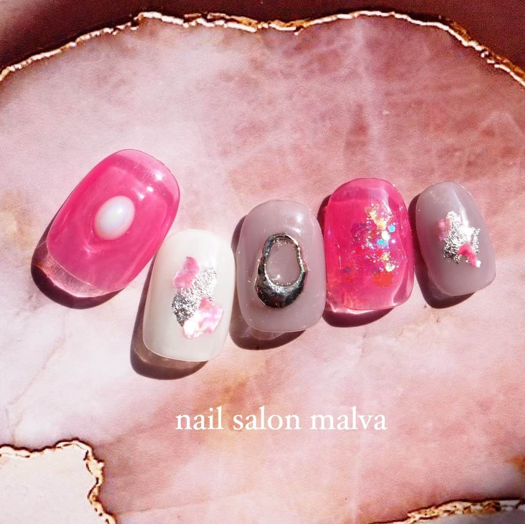 nailsalon malva（ネイルサロンマルヴァ）さんのインスタグラム写真 - (nailsalon malva（ネイルサロンマルヴァ）Instagram)「●●●11月のみ‼︎⠀ プロモーションプライスキャンペーン●●●⠀ ⠀ キャンペーン料金から¥5,000off✨⠀ ⠀ 詳しくはアメブロまたは以前の投稿ご確認ください♪⠀ ⠀ ⠀ ニュアンス系で可愛さもプラスしたい方へおすすめ❤︎⠀ ⠀❁パーツ＆シール208❁⠀ ⠀ ⠀ ⠀ ⠀ 💜💜💜💜💜💜💜💜⠀ ⠀  𝐧𝐚𝐢𝐥 𝐬𝐚𝐥𝐨𝐧  𝐦𝐚𝐥𝐯𝐚⠀ ⠀ ご予約はLINEからがオススメです☆⠀ 🌙原宿LINE ID→《@malvaで検索》⠀ ⠀ 全てのアートや料金表はHPからご覧いただけます✯*･ :.｡⠀ http://www.malvanail.com/sp/⠀ ⠀  #malva#nailsalonmalva#ネイル#gelnail#nail#nailart#naildesign#nailstagram#beautysalonmalva#gel#ニュアンスネイル#ネイルデザイン#原宿ネイル#nailsalon#ネイルサロン#ネイルチップ#森絵里香#malvaネイル#お洒落ネイル#ネイリスト募集#美甲#fashion#ハンドネイル#秋ネイル#네일#젤네일#甲油#指甲#beauty#ベージュ⠀ ⠀」11月16日 14時00分 - malva_nail