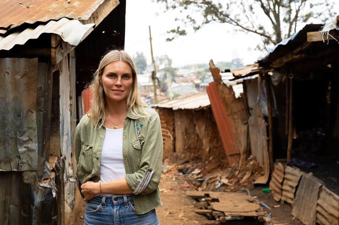 フィービー・ダールのインスタグラム：「Kenya, you have my heart 🖤 Visiting a school for marginalized children in the slums of Nairobi, called Anwa Academy  @kintravel @kataknows」