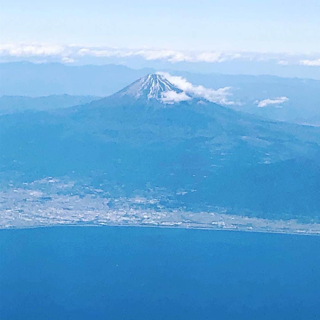 南早苗のインスタグラム：「やっぱり美しいフォルム✨ #富士山 #MtFuji #飛行機 #小松羽田間 #JAL #飛行機の旅 #地形に夢中になる1時間のフライト」