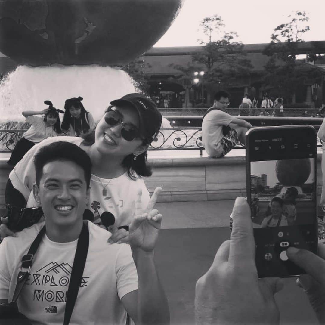 岡村咲さんのインスタグラム写真 - (岡村咲Instagram)「明日は久しぶりに夫とデートの約束をしました❤️ここ行きたいって私が言った場所がまさかの近所過ぎて、え？！表参道とか、そうゆう系やなくていいの？！と、戸惑われました😂何故なら、今年の主人からの誕生日プレゼントは現金💴＋デート券だったんですねえ〜😂そのデート券で明日の主人の予定を1日貸し切った訳なので、それならもっといいとこ行こうぜ？！的な？！ま、そもそもデート券を使わないとデートしてくれないのかっていう話なんですが笑　結婚してからやはりデートと名のつくものをしばらくしてないし、今は会社と帝京大学のコーチが忙しくて旅行以外では2人の時間でとても少ないんですね❗️だから、たまの息抜きということで🌟最近再開しましたが、毎週金曜日は私はマウンテンバイク、主人はランニングもしくは、ジムに行く事にしていて昨日はバッチリやってきました🚴‍♀️🏃‍♂️今日は帝京大学へ行ったので私はお一人様🙎‍♀️明日はデート楽しみます❤️それにしても　@serenaaoki_official  ナイスプレーですね⛳️明日はそちらも楽しみでいい1日になりそうです❤️」11月16日 14時32分 - sakiokamura_official