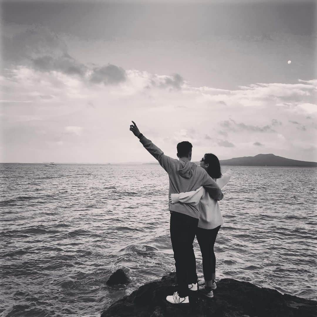 岡村咲さんのインスタグラム写真 - (岡村咲Instagram)「明日は久しぶりに夫とデートの約束をしました❤️ここ行きたいって私が言った場所がまさかの近所過ぎて、え？！表参道とか、そうゆう系やなくていいの？！と、戸惑われました😂何故なら、今年の主人からの誕生日プレゼントは現金💴＋デート券だったんですねえ〜😂そのデート券で明日の主人の予定を1日貸し切った訳なので、それならもっといいとこ行こうぜ？！的な？！ま、そもそもデート券を使わないとデートしてくれないのかっていう話なんですが笑　結婚してからやはりデートと名のつくものをしばらくしてないし、今は会社と帝京大学のコーチが忙しくて旅行以外では2人の時間でとても少ないんですね❗️だから、たまの息抜きということで🌟最近再開しましたが、毎週金曜日は私はマウンテンバイク、主人はランニングもしくは、ジムに行く事にしていて昨日はバッチリやってきました🚴‍♀️🏃‍♂️今日は帝京大学へ行ったので私はお一人様🙎‍♀️明日はデート楽しみます❤️それにしても　@serenaaoki_official  ナイスプレーですね⛳️明日はそちらも楽しみでいい1日になりそうです❤️」11月16日 14時32分 - sakiokamura_official