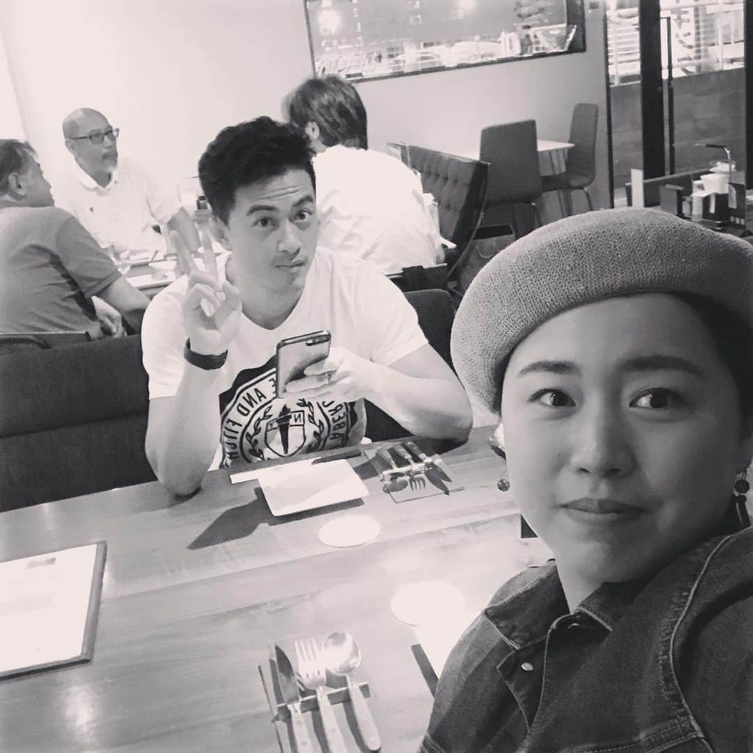 岡村咲さんのインスタグラム写真 - (岡村咲Instagram)「明日は久しぶりに夫とデートの約束をしました❤️ここ行きたいって私が言った場所がまさかの近所過ぎて、え？！表参道とか、そうゆう系やなくていいの？！と、戸惑われました😂何故なら、今年の主人からの誕生日プレゼントは現金💴＋デート券だったんですねえ〜😂そのデート券で明日の主人の予定を1日貸し切った訳なので、それならもっといいとこ行こうぜ？！的な？！ま、そもそもデート券を使わないとデートしてくれないのかっていう話なんですが笑　結婚してからやはりデートと名のつくものをしばらくしてないし、今は会社と帝京大学のコーチが忙しくて旅行以外では2人の時間でとても少ないんですね❗️だから、たまの息抜きということで🌟最近再開しましたが、毎週金曜日は私はマウンテンバイク、主人はランニングもしくは、ジムに行く事にしていて昨日はバッチリやってきました🚴‍♀️🏃‍♂️今日は帝京大学へ行ったので私はお一人様🙎‍♀️明日はデート楽しみます❤️それにしても　@serenaaoki_official  ナイスプレーですね⛳️明日はそちらも楽しみでいい1日になりそうです❤️」11月16日 14時32分 - sakiokamura_official