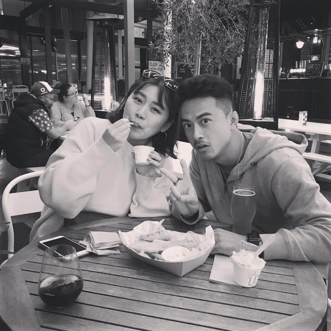 岡村咲さんのインスタグラム写真 - (岡村咲Instagram)「明日は久しぶりに夫とデートの約束をしました❤️ここ行きたいって私が言った場所がまさかの近所過ぎて、え？！表参道とか、そうゆう系やなくていいの？！と、戸惑われました😂何故なら、今年の主人からの誕生日プレゼントは現金💴＋デート券だったんですねえ〜😂そのデート券で明日の主人の予定を1日貸し切った訳なので、それならもっといいとこ行こうぜ？！的な？！ま、そもそもデート券を使わないとデートしてくれないのかっていう話なんですが笑　結婚してからやはりデートと名のつくものをしばらくしてないし、今は会社と帝京大学のコーチが忙しくて旅行以外では2人の時間でとても少ないんですね❗️だから、たまの息抜きということで🌟最近再開しましたが、毎週金曜日は私はマウンテンバイク、主人はランニングもしくは、ジムに行く事にしていて昨日はバッチリやってきました🚴‍♀️🏃‍♂️今日は帝京大学へ行ったので私はお一人様🙎‍♀️明日はデート楽しみます❤️それにしても　@serenaaoki_official  ナイスプレーですね⛳️明日はそちらも楽しみでいい1日になりそうです❤️」11月16日 14時32分 - sakiokamura_official