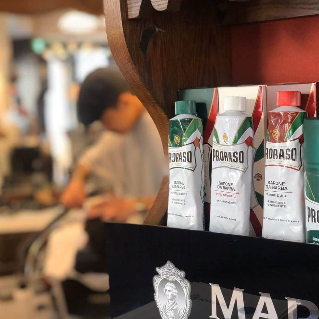 Proraso Japanのインスタグラム：「日本でバーバーブーム💈を起こした大人気のミスターブラザーズ・カットクラブの 「Mr Brothers Cut Club 2号店 」が イタリア・シェービングブランド「Proraso」の販売を始めました！  世界中のバーバー達やラグビーイタリア代表も愛用する、1948年創業の「Proraso」がこの度、選ばれました！  最近は日本のラグビー🏉ブームで、さらに髭男が増加してます！  今年4店舗目のオープンとなる「原宿2号店」は、美容室ではできないレーザーを使用したフルフェイスシェービングをはじめ、デザインシェービングなど各メニューを取り入れています。  是非、ワンランク上の「Proraso」のシェービングケアを体験し、毎日のお手入れに取り入れてみませんか？  @mr.brothers_cutclub  #proraso #prorasousa #prorasofirenze #シェービングクリーム #シェービング #ProShave #Italian #ItalianShave #イタリア製 #バーバースタイル #バーバーショップ #髭脱毛 #メンズスタイル #シェービングフォーム #Barber #髭男　#marvis  #メンズヘアスタイル #ヒゲ男子 #ヒゲ #BarberShop #ヒゲ脱毛 #メンズヘア #シェービングエステ #おしゃれさんと繋がりたい」