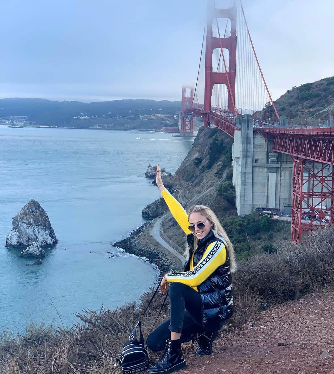 ダリア・ビロディドさんのインスタグラム写真 - (ダリア・ビロディドInstagram)「«Golden Gate bridge, golden beach , golden life»💛 Самый узнаваемый мост в Мире, который соединяет город Сан-Франциско и часть южного округа  Марин.Его длина составляет 2737м , а высота 227 м) Очень массивная достопримечательность с шикарными видами😍  Сам город Сан-Франциско довольно приятный и красивый) Получила море крутых эмоций и насладилась американской атмосферой🇺🇸😍 #sanfrancisco #goldengatebridge #california #usa」11月16日 14時39分 - dariabilodid7