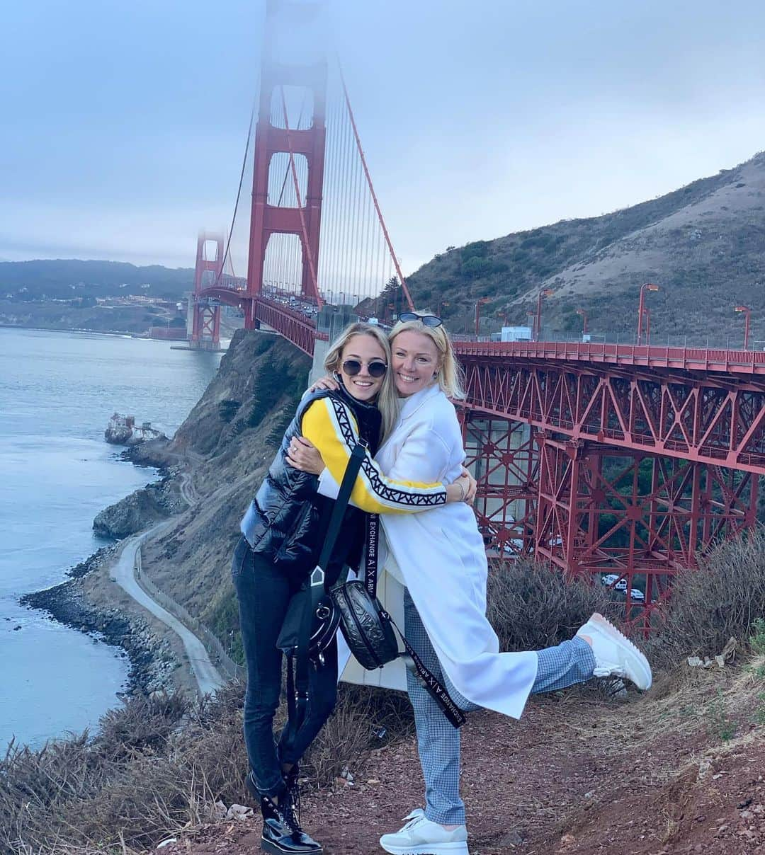 ダリア・ビロディドさんのインスタグラム写真 - (ダリア・ビロディドInstagram)「«Golden Gate bridge, golden beach , golden life»💛 Самый узнаваемый мост в Мире, который соединяет город Сан-Франциско и часть южного округа  Марин.Его длина составляет 2737м , а высота 227 м) Очень массивная достопримечательность с шикарными видами😍  Сам город Сан-Франциско довольно приятный и красивый) Получила море крутых эмоций и насладилась американской атмосферой🇺🇸😍 #sanfrancisco #goldengatebridge #california #usa」11月16日 14時39分 - dariabilodid7