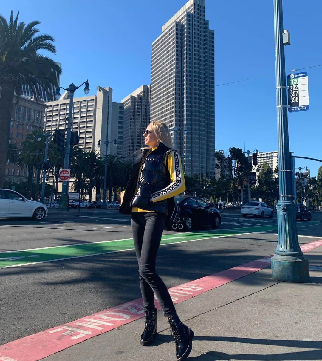 ダリア・ビロディドさんのインスタグラム写真 - (ダリア・ビロディドInstagram)「«Golden Gate bridge, golden beach , golden life»💛 Самый узнаваемый мост в Мире, который соединяет город Сан-Франциско и часть южного округа  Марин.Его длина составляет 2737м , а высота 227 м) Очень массивная достопримечательность с шикарными видами😍  Сам город Сан-Франциско довольно приятный и красивый) Получила море крутых эмоций и насладилась американской атмосферой🇺🇸😍 #sanfrancisco #goldengatebridge #california #usa」11月16日 14時39分 - dariabilodid7