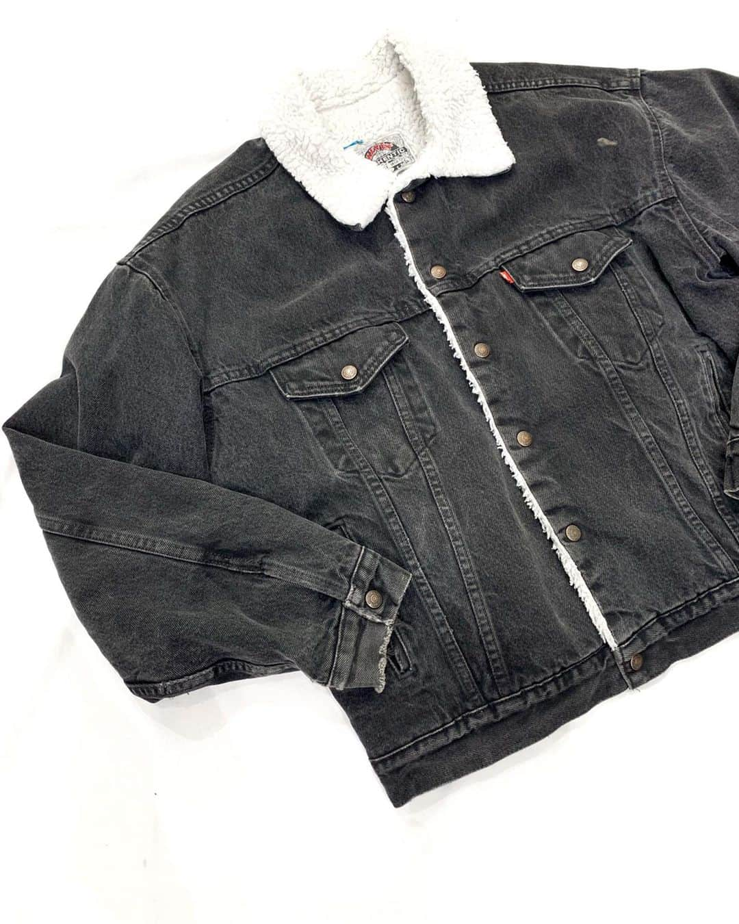 ジャムルさんのインスタグラム写真 - (ジャムルInstagram)「LEVI'S black denim boa JKT ¥8900+tax 肩幅　60.5cm 身幅　68cm 着丈　66cm 袖丈　60cm . 通販も可能です。 お問い合わせはお電話で承ります。 .  #お問い合わせはお電話で承ります #jammru #osaka  #fashion  #streetstyle  #streetfashion  #vtg  #vintage  #used  #usedclothing  #古着 #古着屋 #ファッション #70s #80s #90s#levis」11月16日 14時47分 - jammru