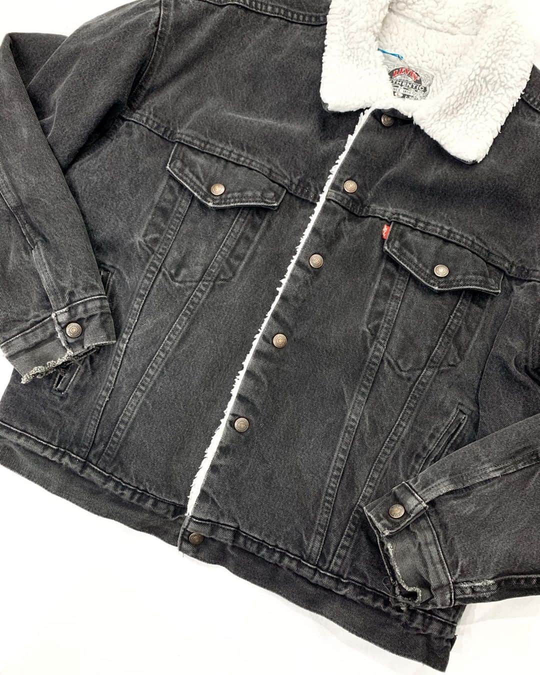 ジャムルさんのインスタグラム写真 - (ジャムルInstagram)「LEVI'S black denim boa JKT ¥8900+tax 肩幅　60.5cm 身幅　68cm 着丈　66cm 袖丈　60cm . 通販も可能です。 お問い合わせはお電話で承ります。 .  #お問い合わせはお電話で承ります #jammru #osaka  #fashion  #streetstyle  #streetfashion  #vtg  #vintage  #used  #usedclothing  #古着 #古着屋 #ファッション #70s #80s #90s#levis」11月16日 14時47分 - jammru