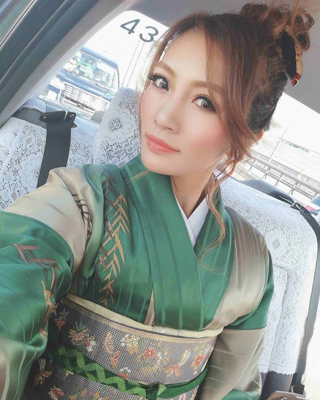 REIKAさんのインスタグラム写真 - (REIKAInstagram)「. 本日は和服です👘 今日の帯、帯締め、お着物はこちらにしました❤ このコーディネートは初めて✨  ちなみにこの帯3桁するので、汚したらママに怒られる💨 . お着物着たらシャンとするから好き❤ . . #kimono #着物 #お着物 #和服 #japanesegirl」11月16日 14時48分 - reika_japan