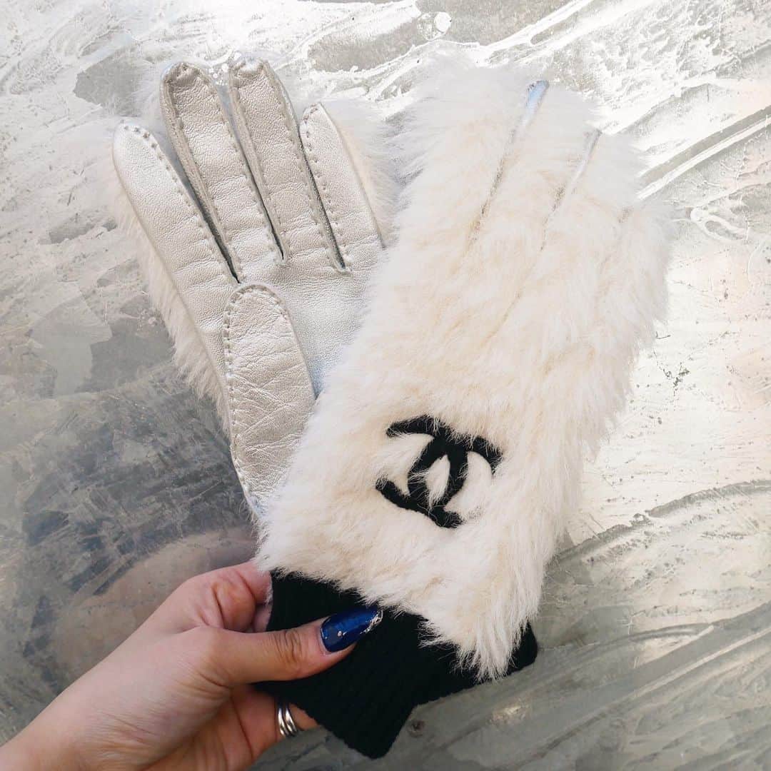 Vintage Brand Boutique AMOREさんのインスタグラム写真 - (Vintage Brand Boutique AMOREInstagram)「Vintage Chanel alpaca fur gloves from 1995, size 7 ▶︎Free Shipping Worldwide✈️ ≫≫≫ DM for more information 📩 info@amorevintagetokyo.com #AMOREvintage #AMORETOKYO #tokyo #Omotesando #Aoyama #harajuku #vintage #vintageshop #ヴィンテージ #ヴィンテージショップ #アモーレ #アモーレトーキョー #表参道 #青山 #原宿#東京 #chanel #chanelvintage #vintagechanel #ヴィンテージ #シャネル #ヴィンテージシャネル #amorewardrobe #アモーレワードローブ」11月16日 14時48分 - amore_tokyo