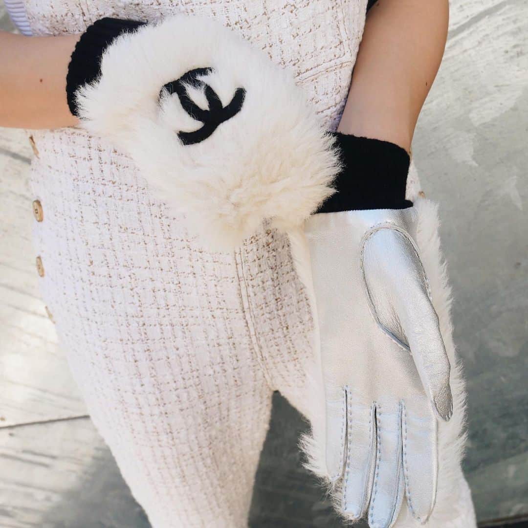 Vintage Brand Boutique AMOREさんのインスタグラム写真 - (Vintage Brand Boutique AMOREInstagram)「Vintage Chanel alpaca fur gloves from 1995, size 7 ▶︎Free Shipping Worldwide✈️ ≫≫≫ DM for more information 📩 info@amorevintagetokyo.com #AMOREvintage #AMORETOKYO #tokyo #Omotesando #Aoyama #harajuku #vintage #vintageshop #ヴィンテージ #ヴィンテージショップ #アモーレ #アモーレトーキョー #表参道 #青山 #原宿#東京 #chanel #chanelvintage #vintagechanel #ヴィンテージ #シャネル #ヴィンテージシャネル #amorewardrobe #アモーレワードローブ」11月16日 14時48分 - amore_tokyo