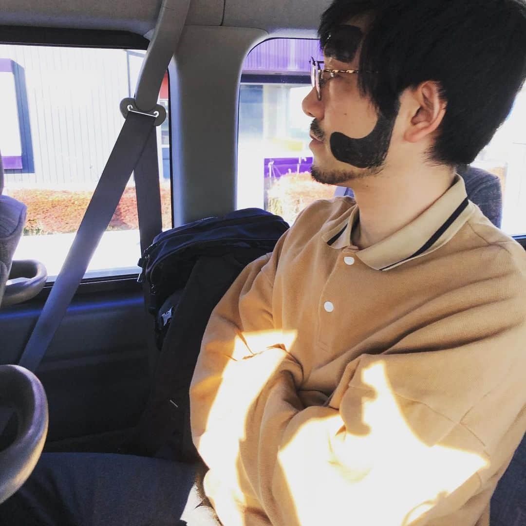 福井俊太郎さんのインスタグラム写真 - (福井俊太郎Instagram)「到着ギリギリだからさぁ車内でメイクしたよぉ #半ヨイショマン #着いてマッハで着替えて子供達の前へ #ヒーローって楽な仕事じゃないよ #ジャンポケ斎藤君風に」11月16日 14時54分 - shuntarofukui